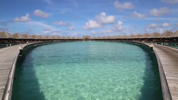 Water Villas Bungalow Ponte Legno Sulla Spiaggia Tropicale Delle Maldive — Video Stock