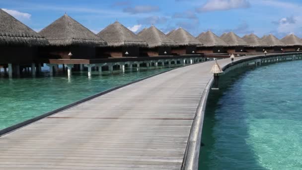 Moradias Aquáticas Bungalows Ponte Madeira Praia Tropical Nas Maldivas Dia — Vídeo de Stock