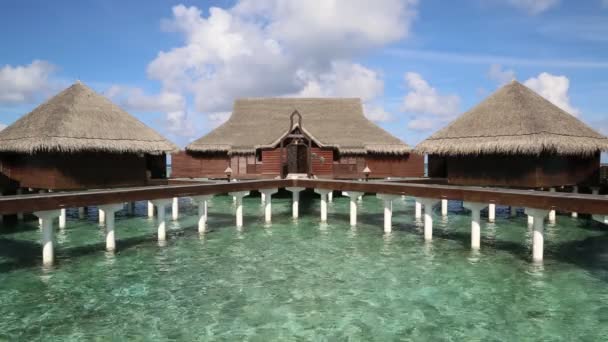 Watervilla Bungalows Houten Brug Bij Tropisch Strand Malediven Zomerdag — Stockvideo