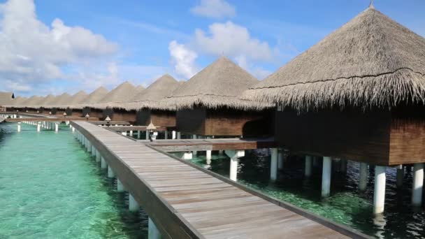 Watervilla Bungalows Houten Brug Bij Tropisch Strand Malediven Zomerdag — Stockvideo