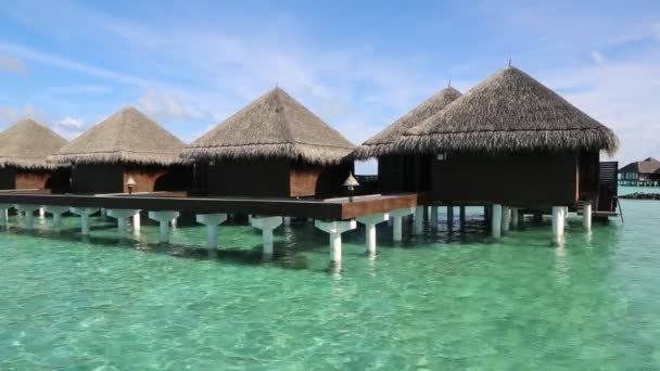 Water Villas Bungalow Ponte Legno Sulla Spiaggia Tropicale Delle Maldive — Video Stock