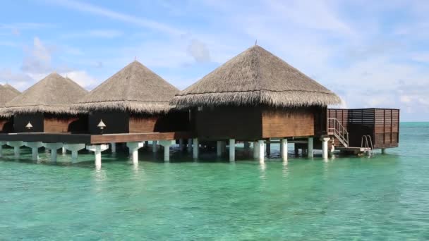 Water Villas Bungalows Und Holzbrücke Tropenstrand Auf Den Malediven Sommertag — Stockvideo