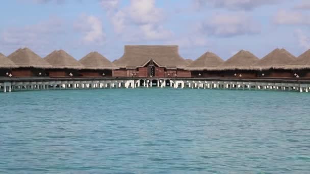 Vízi Villák Bungalók Fahíd Trópusi Strandon Maldív Szigeteken Nyáron — Stock videók