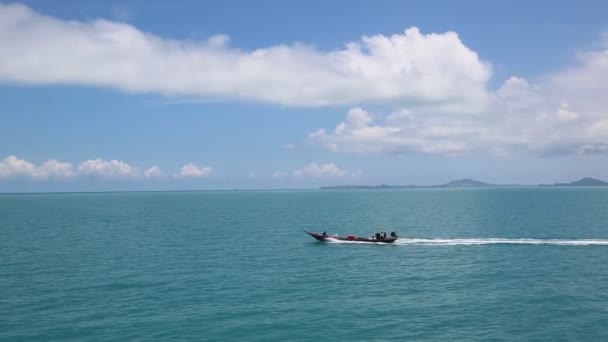 Традиционная Длинная Хвостовая Лодка Закате Пляже Нанг Обиби Таиланд Летний — стоковое видео