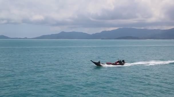 Traditionelles Long Tail Boot Bei Sonnenuntergang Strand Von Nang Krabi — Stockvideo