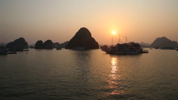 Ηλιοβασίλεμα Στον Κόλπο Του Halon Βιετνάμ Μια Καλοκαιρινή Μέρα — Αρχείο Βίντεο