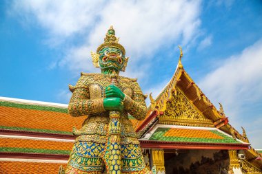 Wat Phra Kaew 'deki Şeytan Koruyucusu (Zümrüt Buddha Tapınağı), Bangkok' ta bir yaz günü Büyük Saray
