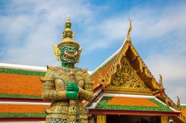 Wat Phra Kaew 'deki Şeytan Koruyucusu (Zümrüt Buddha Tapınağı), Bangkok' ta bir yaz günü Büyük Saray