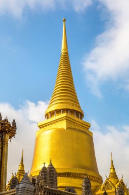 Büyük Saray ve Wat Phra Kaew (Zümrüt Buda Tapınağı) bir yaz günü Bangkok 'ta