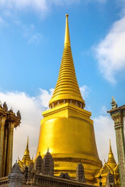 Büyük Saray ve Wat Phra Kaew (Zümrüt Buda Tapınağı) bir yaz günü Bangkok 'ta