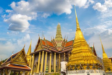 Büyük Saray ve Wat Phra Kaew (Zümrüt Buda Tapınağı) bir yaz günü Bangkok 'ta