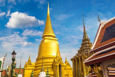 Büyük Saray ve Wat Phra Kaew (Zümrüt Buda Tapınağı) bir yaz günü Bangkok 'ta