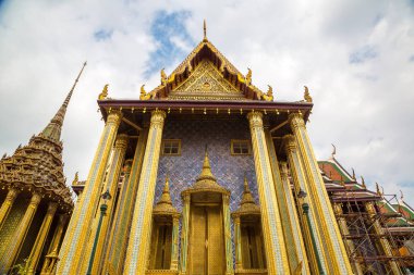 Büyük Saray ve Wat Phra Kaew (Zümrüt Buda Tapınağı) bir yaz günü Bangkok 'ta