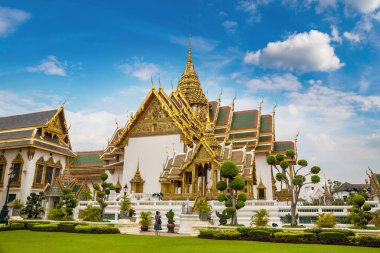 Büyük Saray ve Wat Phra Kaew (Zümrüt Buda Tapınağı) bir yaz günü Bangkok 'ta