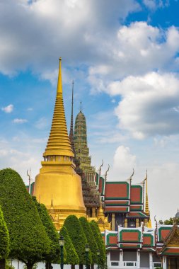 Büyük Saray ve Wat Phra Kaew (Zümrüt Buda Tapınağı) bir yaz günü Bangkok 'ta