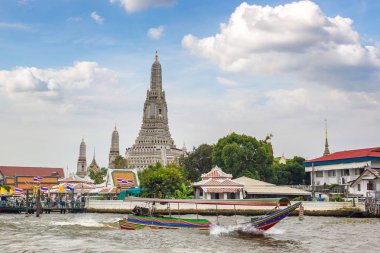 Wat Arun tapınakta bir yaz günü Bangkok, Tayland