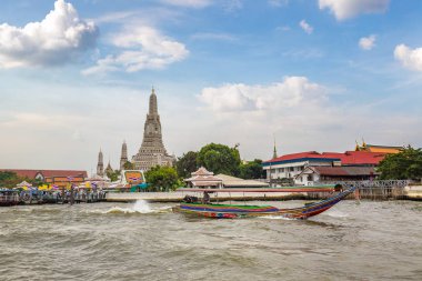 Wat Arun tapınakta bir yaz günü Bangkok, Tayland