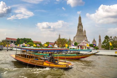 Wat Arun tapınakta bir yaz günü Bangkok, Tayland