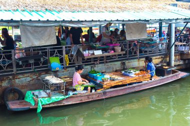 Bangkok, Tayland - 22 Mart 2018: Yüzen pazarda Tayland bir yaz günü