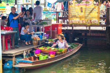 Bangkok, Tayland - 22 Mart 2018: Yüzen pazarda Tayland bir yaz günü