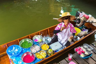 Bangkok, Tayland - 22 Mart 2018: Yüzen pazarda Tayland bir yaz günü