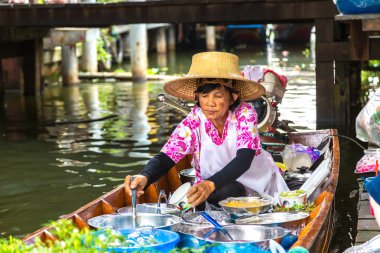 Bangkok, Tayland - 22 Mart 2018: Yüzen pazarda Tayland bir yaz günü