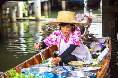 Bangkok, Tayland - 22 Mart 2018: Yüzen pazarda Tayland bir yaz günü