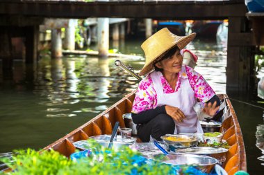 Bangkok, Tayland - 22 Mart 2018: Yüzen pazarda Tayland bir yaz günü