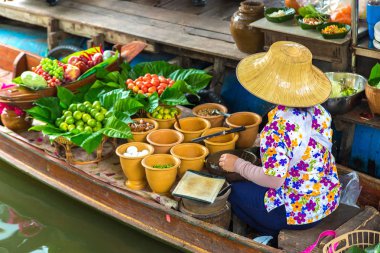 Bir yaz günü içinde yüzen Pazar Tayland
