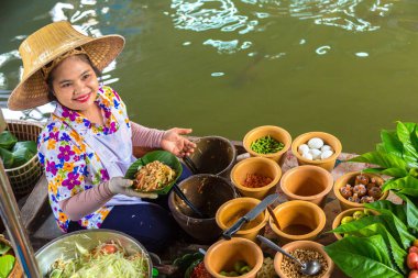 Bangkok, Tayland - 22 Mart 2018: Yüzen pazarda Tayland bir yaz günü