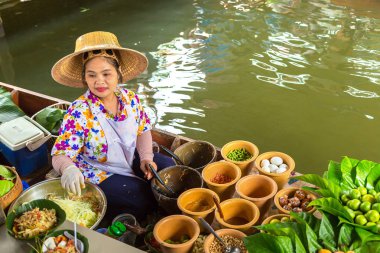 Bangkok, Tayland - 22 Mart 2018: Yüzen pazarda Tayland bir yaz günü