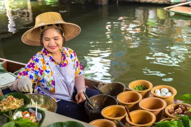 Bangkok, Tayland - 22 Mart 2018: Yüzen pazarda Tayland bir yaz günü