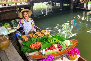 Bangkok, Tayland - 22 Mart 2018: Yüzen pazarda Tayland bir yaz günü