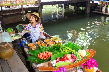 Bangkok, Tayland - 22 Mart 2018: Yüzen pazarda Tayland bir yaz günü