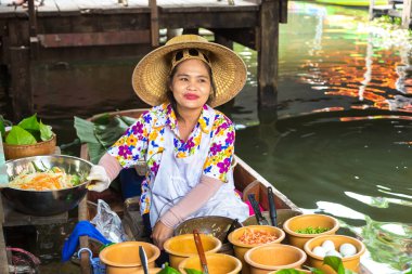 Bangkok, Tayland - 22 Mart 2018: Yüzen pazarda Tayland bir yaz günü