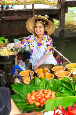 Bangkok, Tayland - 22 Mart 2018: Yüzen pazarda Tayland bir yaz günü