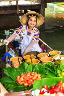 Bangkok, Tayland - 22 Mart 2018: Yüzen pazarda Tayland bir yaz günü