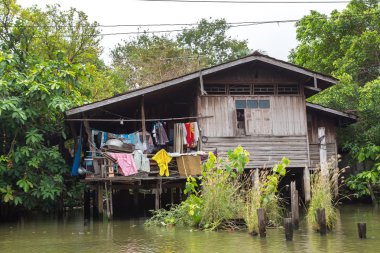 Bir yaz günü Bangkok, Tayland Nehri boyunca hayat