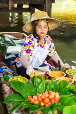 Bangkok, Tayland - 22 Mart 2018: Yüzen pazarda Tayland bir yaz günü