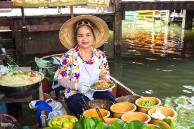 Bangkok, Tayland - 22 Mart 2018: Yüzen pazarda Tayland bir yaz günü