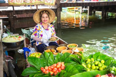 Bangkok, Tayland - 22 Mart 2018: Yüzen pazarda Tayland bir yaz günü