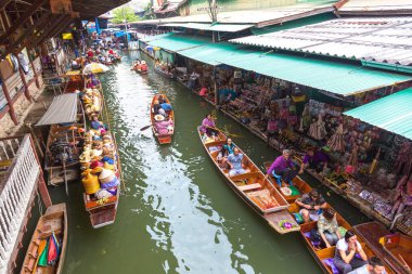 Bangkok, Tayland - 22 Mart 2018: Yüzen pazarda Tayland bir yaz günü