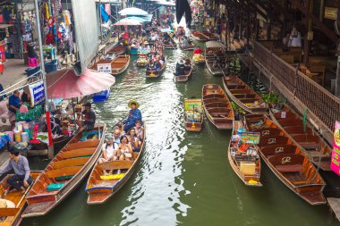 Bangkok, Tayland - 22 Mart 2018: Yüzen pazarda Tayland bir yaz günü