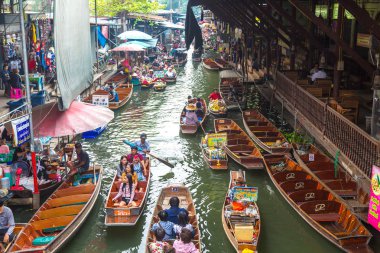 Bangkok, Tayland - 22 Mart 2018: Yüzen pazarda Tayland bir yaz günü