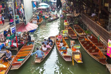 Bangkok, Tayland - 22 Mart 2018: Yüzen pazarda Tayland bir yaz günü