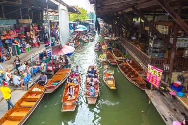 Bangkok, Tayland - 22 Mart 2018: Yüzen pazarda Tayland bir yaz günü