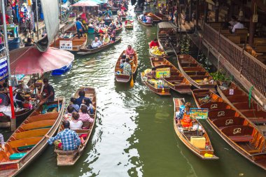Bangkok, Tayland - 22 Mart 2018: Yüzen pazarda Tayland bir yaz günü