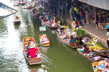 Bangkok, Tayland - 22 Mart 2018: Yüzen pazarda Tayland bir yaz günü