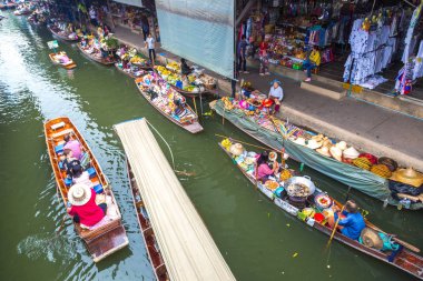 Bangkok, Tayland - 22 Mart 2018: Yüzen pazarda Tayland bir yaz günü