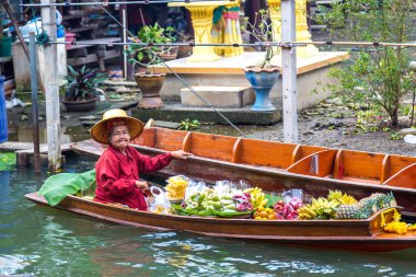 Bangkok, Tayland - 22 Mart 2018: Yüzen pazarda Tayland bir yaz günü